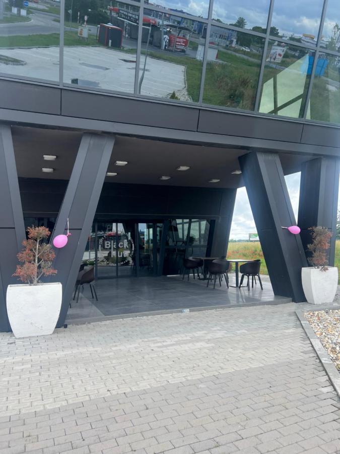 Отель Black Hut Pension&Restaurant *** Дунайска-Стреда Экстерьер фото